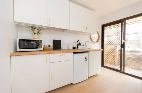 Mackenzie Apartment | Cozy Studio Suite in House - Private Bath and Kitchen