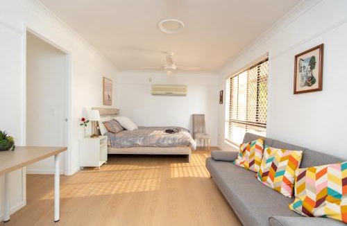 Mackenzie House | Cozy Studio Suite in House - Private Kitchen Bath