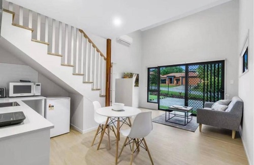 Sunnybank House | Cozy Sunnybank Base - Unit 3 | Near Shops & Eats