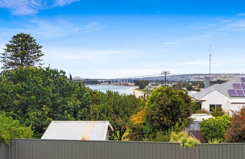 McCracken House | Cracken Views Contemporary oasis in Victor Harbor