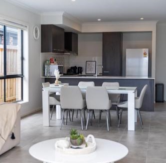 Cranbourne East Villa | Cranbourne Entire house 4bedroom