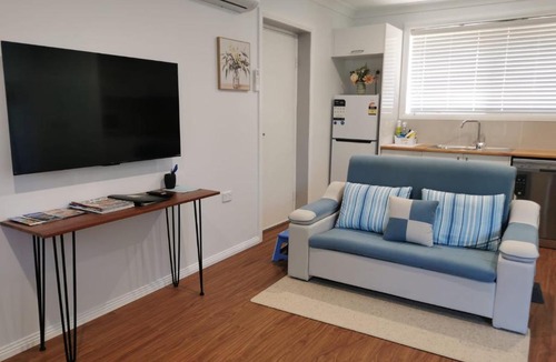 Coffs Harbour Apartment | Creekside Cottage - Private Studio with Mountain View