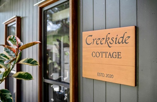 Perwillowen House | Creekside Cottage, pet friendly w pool