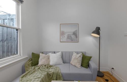 Cremorne House | Cremorne Cottage - MCG, Bars, cafes & Richmond Hub