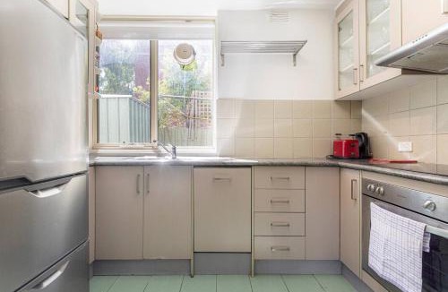 Hawthorn Apartment | Crimson Clover - Cosy Retreat near Swinburne Uni