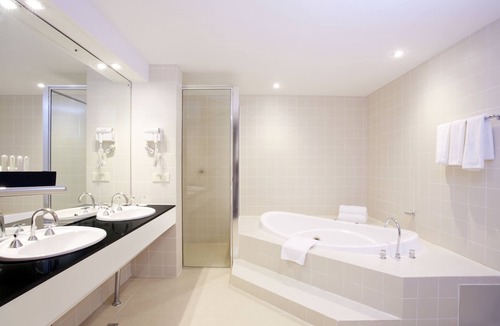 City East Hotel | Crowne Plaza Canberra by IHG