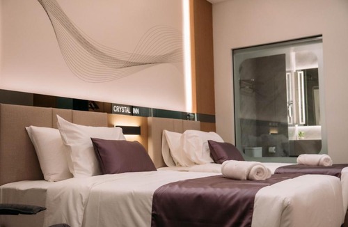 Pegawai Hotel | Crystal Inn