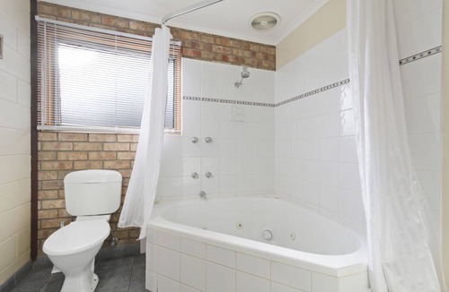 Lakes Entrance Hotel | Cunningham Shore Motel