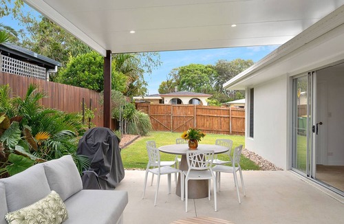 Battery Hill House | Currimundi Retreat Pet Friendly, Walk to the beach