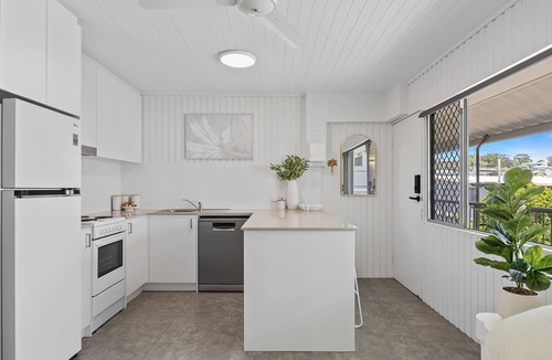 Alexandra Headland Apartment | Cute & Compact, pet friendly apartment easy access to Alex or Mooloolaba beaches