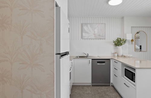 Alexandra Headland Apartment | Cute & Compact, pet friendly apartment easy access to Alex or Mooloolaba beaches