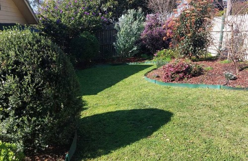 Montmorency House | Cute cottage in the suburbs