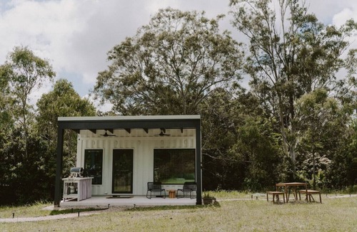 Palmwoods Apartment | Cute, Cozy Container + Outdoor Bath near Montville