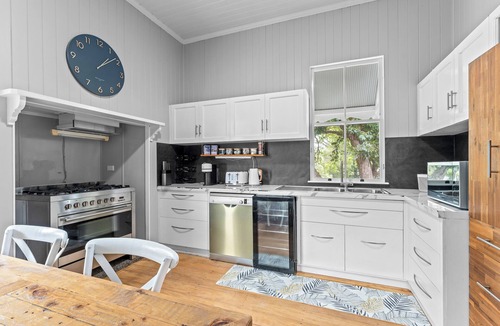 Silkstone House | Cute Queenslander Cottage. Pet Friendly. Fully airconditioned.