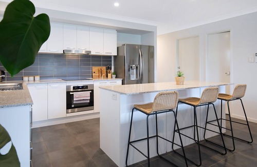 Dakabin House | Dakabin Escape Modern Comfort near Dining and Shops