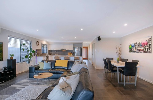 Dakabin House | Dakabin Escape Modern Comfort near Dining and Shops