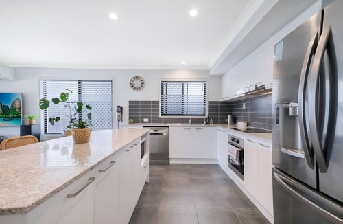 Dakabin House | Dakabin Escape Modern Comfort near Dining and Shops