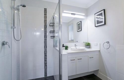 Dakabin House | Dakabin Escape - Modern Comfort near Dining & Shops