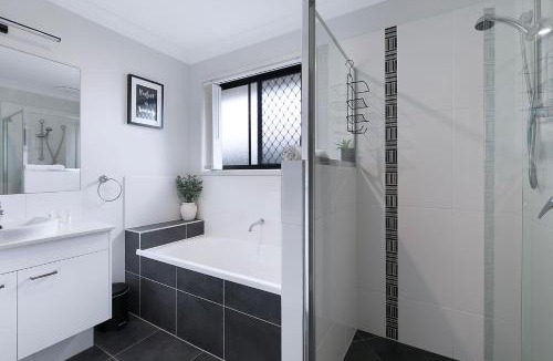 Dakabin House | Dakabin Escape - Modern Comfort near Dining & Shops