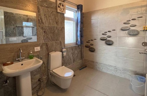 Kalka Ski Chalet | Dalipfarm River View Guestroom