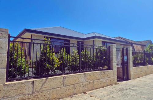 Dalyellup House | Dalyellup Guest House- Walk to Shops, Near Beach & Bunbury