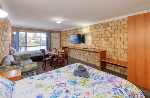 Bourke Hotel | Darling River Motel
