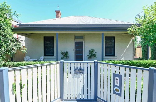 Dubbo House | Darling St - Charming CBD Abode