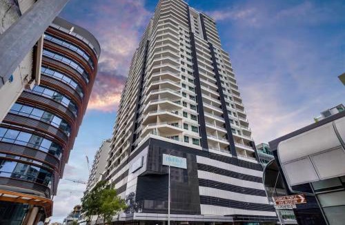 Darwin City Centre Apartment | Darwin Apartment Hotel, Kitchen & Pool& Car Park