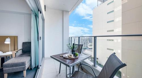Darwin City Centre Apartment | Darwin Apartment Hotel, Kitchen & Pool& Car Park