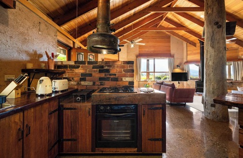 Tawonga House | Daybreak Lodge | High Country Earthen Escape