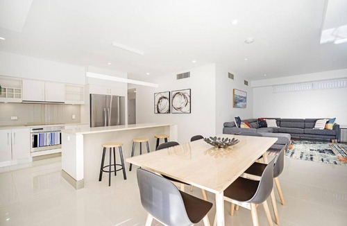 Broadbeach Apartment | 'Dee-Ell Place' A Beachside Entertainer's Dream