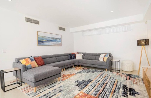Broadbeach Apartment | 'Dee-Ell Place' A Beachside Entertainer's Dream