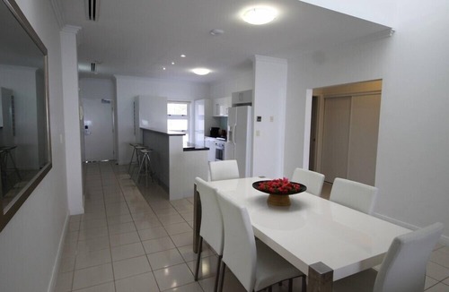 Brisbane Waterfront House | Deep Blue 15 Apartment Moreton island