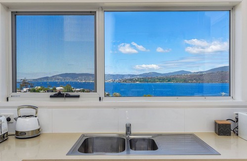 Lindisfarne House | Deep Blue Wow views over river city mountain