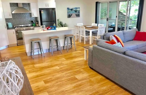 Yamba House | DELUXE 3 bed, 2.5 bath Escape! Spacious, wifi, central location walk everywhere!