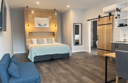 Woodside Hotel | Deluxe King Suite - Self contained suite with 1 King bed and single sofa bed