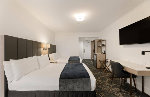 Brisbane Central Business District Hotel | Deluxe Twin Room w Balcony CBD Brisbane