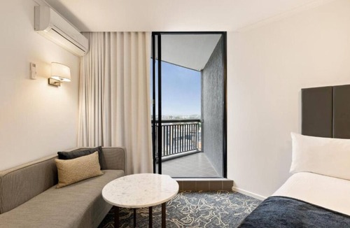 Brisbane Central Business District Hotel | Deluxe Twin Room w Balcony CBD Brisbane