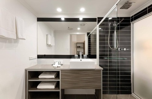 Brisbane Central Business District Hotel | Deluxe Twin Room w Balcony CBD Brisbane