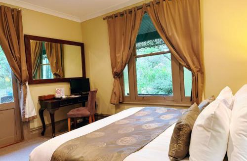 Lancefield House | Deluxe Villa - Circa 1860s Homestead