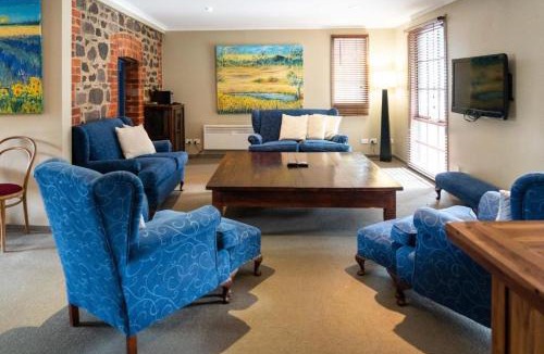 Lancefield House | Deluxe Villa - Circa 1860s Homestead