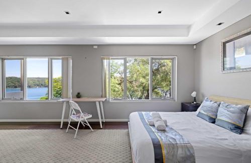 Caringbah South House | Deluxe Waterfront Queen Room in Caringbah South - Gorgeous Views All Around - Shared Bathroom