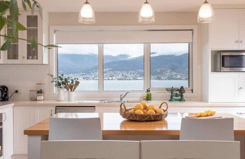 Otago Cottage | Derwent River Cottage Tranquil Waterfront Living