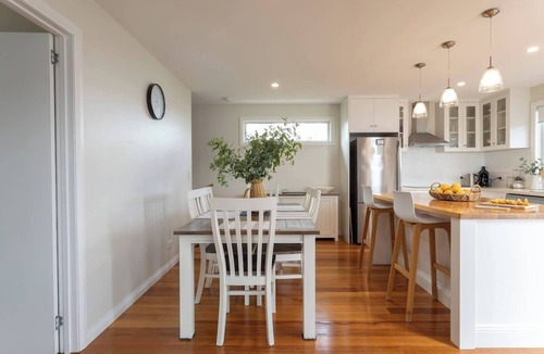 Otago Cottage | Derwent River Cottage Tranquil Waterfront Living