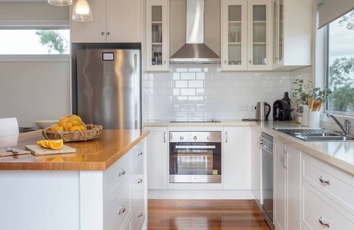 Otago Cottage | Derwent River Cottage Tranquil Waterfront Living