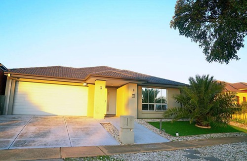 Williams Landing House | Designer Decor Home with 8Beds at Williams Landing