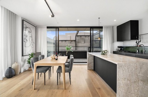 Brunswick Apartment | Designer Luxury Apt Brunswick