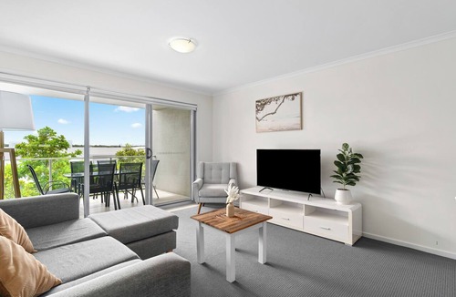Mountain Creek Apartment | Direct Collective - Breeze on Brightwater