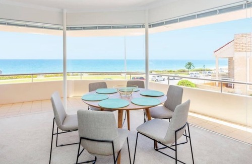 Cottesloe House | Direct ocean front house! Free WIFI and parking.