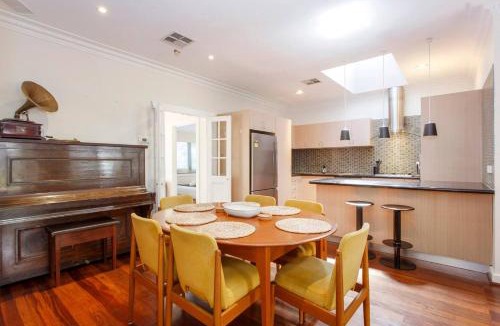Fremantle House | Directors Cottage Fabulous Local & Peaceful